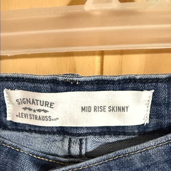 Signature Levi Strauss Women's Blue Jeans - Picture 2 of 4